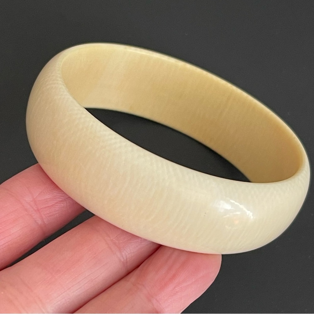 Vintage genuine Ivory bangle bracelet. - Picture 4 of 14